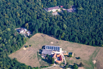 Vue aérienne de Ferme Grasersloch, Restaurant La Ligne Maginot à Hunspach dans le département Bas Rhin, France