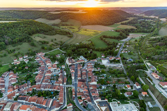 Vue aérienne de Coucher de soleil à Poissons dans le département Haute Marne, France
