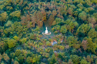 Vue oblique de Statue de Marie à Poissons dans le département Haute Marne, France