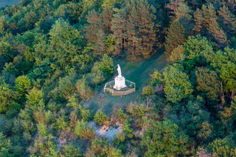 Statue de Marie à Poissons dans le département Haute Marne, France d'en haut