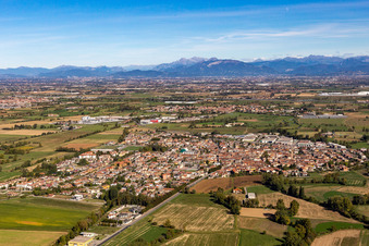 Vue aérienne de Mozzanica dans le département Bergamo, Italie