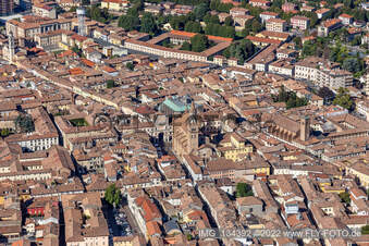 Vue aérienne de Cathédrale de Santa Maria Assunta à Crema dans le département Cremona, Italie
