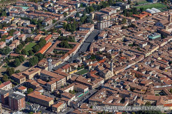 Vue aérienne de Marché Coperto, Via Giuseppe Verdi à Crema dans le département Cremona, Italie