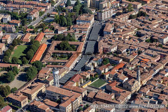 Vue aérienne de Marché Coperto, Via Giuseppe Verdi à Crema dans le département Cremona, Italie