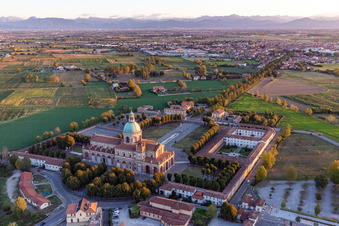 Sanctuaire des Caravages à le quartier Santuario di Caravaggio in Caravaggio dans le département Bergamo, Italie hors des airs