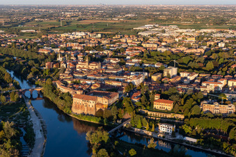 Château de Cassano d'Adda, Villa Gabbioneta à Cassano d’Adda dans le département Lombardie, Italie hors des airs