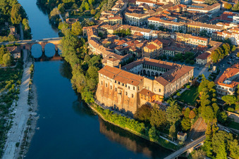 Vue aérienne de Château de Cassano d'Adda sur les rives de l'Adda en Lombardie à Cassano d’Adda dans le département Lombardie, Italie