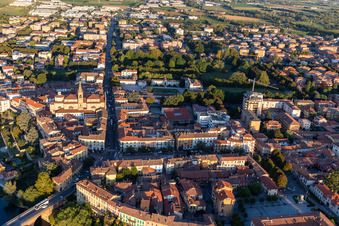 Vue aérienne de Cassano d’Adda dans le département Lombardie, Italie