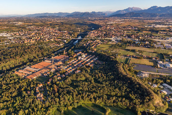 Vue aérienne de Capriate San Gervasio dans le département Bergamo, Italie