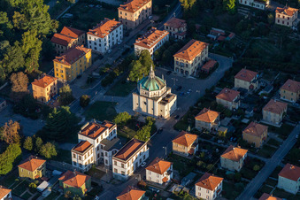 Vue aérienne de Église de Crespi d'Adda à Capriate San Gervasio dans le département Bergamo, Italie