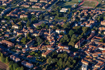 Vue aérienne de Église Saint-Pierre-et-Paul à Gessate dans le département Lombardie, Italie
