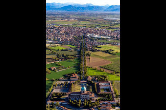 Enregistrement par drone de Sanctuaire des Caravages à le quartier Santuario di Caravaggio in Caravaggio dans le département Bergamo, Italie