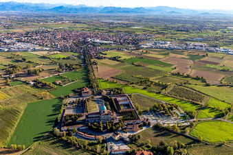 Image drone de Sanctuaire des Caravages à le quartier Santuario di Caravaggio in Caravaggio dans le département Bergamo, Italie