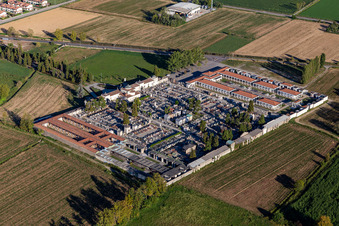 Vue aérienne de Cimetière de Caravaggio à Caravaggio dans le département Bergamo, Italie