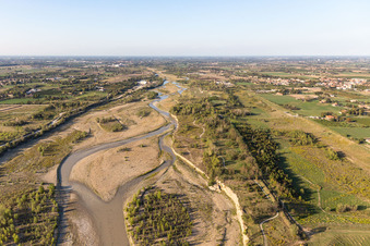 Vue aérienne de Rivière Secchia à Sassuolo dans le département Modena, Italie