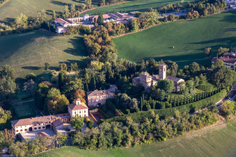 Vue aérienne de Via Castello à Maranello dans le département Modena, Italie
