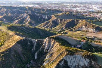 Vue aérienne de Salse di Nirano Réserve naturelle Salse di Nirano à Fiorano Modenese dans le département Modena, Italie