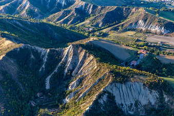 Vue aérienne de Salse di Nirano Réserve naturelle Salse di Nirano à Fiorano Modenese dans le département Modena, Italie