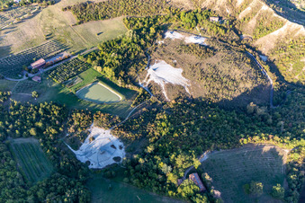 Vue aérienne de Trattoria da Guido Salse di Nirano Réserve naturelle de Salse di Nirano à Fiorano Modenese dans le département Modena, Italie