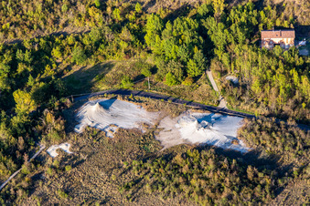 Vue aérienne de Ecomusée Ca' Rossam Salse di Nirano Réserve naturelle Salse di Nirano à Fiorano Modenese dans le département Modena, Italie