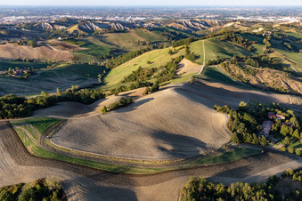 Vue aérienne de Collines au bord des Apennins à Fiorano Modenese dans le département Modena, Italie