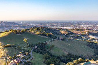 Vue aérienne de Château de Montegibbio Château de Montegibbio à Sassuolo dans le département Modena, Italie