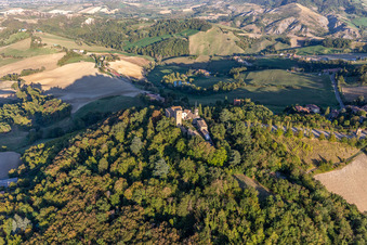 Château de Montegibbio Château de Montegibbio à le quartier Il Poggio in Sassuolo dans le département Modena, Italie hors des airs