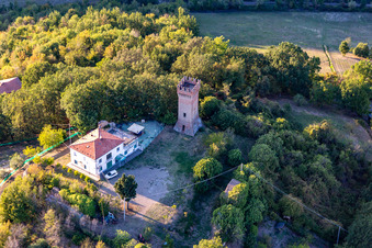 Vue aérienne de Château de Dinazzano à le quartier Veggia-Villalunga in Casalgrande dans le département Reggio Emilia, Italie