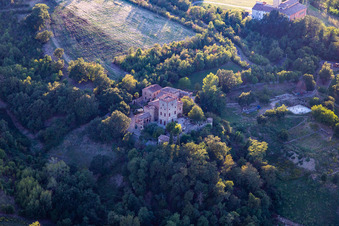 Vue aérienne de Château de Torricella à Scandiano dans le département Reggio Emilia, Italie