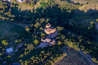 Vue aérienne de Château de la Torricella à Scandiano à Scandiano dans le département Reggio Emilia, Italie