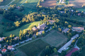 Vue aérienne de Sanctuaire de la Bienheureuse Vierge Marie de Lourdes en Montericco à le quartier Montericco in Albinea dans le département Reggio Emilia, Italie