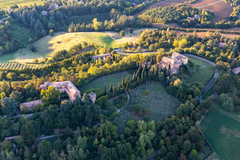 Photographie aérienne de Église de la Nativité de la Beata Vergine Maria à le quartier Chiesa Albinea in Albinea dans le département Reggio Emilia, Italie