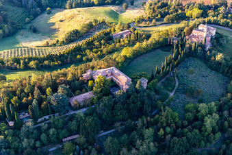 Vue oblique de Église de la Nativité de la Beata Vergine Maria à le quartier Chiesa Albinea in Albinea dans le département Reggio Emilia, Italie