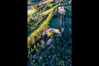 Église de la Nativité de la Beata Vergine Maria à le quartier Chiesa Albinea in Albinea dans le département Reggio Emilia, Italie d'en haut