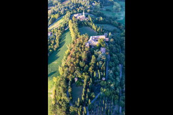 Église de la Nativité de la Beata Vergine Maria à le quartier Chiesa Albinea in Albinea dans le département Reggio Emilia, Italie vue d'en haut