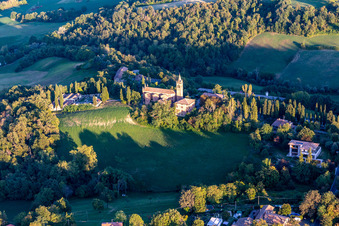 Vue oblique de Sanctuaire de la Bienheureuse Vierge Marie de Lourdes en Montericco à le quartier Montericco in Albinea dans le département Reggio Emilia, Italie