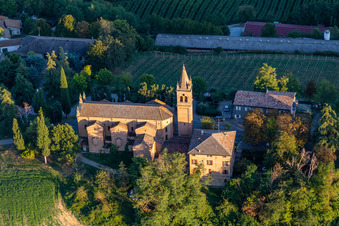 Sanctuaire de la Bienheureuse Vierge Marie de Lourdes en Montericco à le quartier Montericco in Albinea dans le département Reggio Emilia, Italie d'en haut
