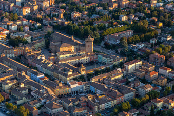 Vue aérienne de Rocca del Boiardo à Scandiano dans le département Reggio Emilia, Italie