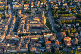 Vue aérienne de Rocca del Boiardo à Scandiano dans le département Reggio Emilia, Italie