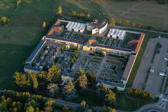 Vue aérienne de Cimetière scandinave à Scandiano dans le département Reggio Emilia, Italie