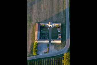 Vue aérienne de Cimetière de Fellegara à le quartier Fellegara in Scandiano dans le département Reggio Emilia, Italie