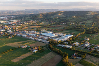 Vue aérienne de La Fenice Ceramiche - Siège social & Showroom à Casalgrande dans le département Reggio Emilia, Italie