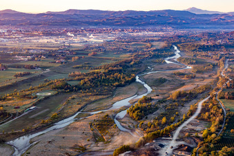 Vue aérienne de Lever de soleil sur la rivière Secchia Gruppo Aeromodellistico Secchia GAS à Sassuolo dans le département Modena, Italie
