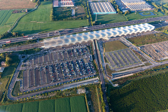 Vue aérienne de Parking à côté de l'Autostrade del Sole à la gare de Reggio Emilia AV Mediopadana à Reggio nell’Emilia dans le département Reggio Emilia, Italie