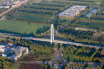 Vue aérienne de Pont Vela di Calatrava NORD sur la ligne à grande vitesse et l'autoroute du Soleil à Reggio nell’Emilia dans le département Reggio Emilia, Italie
