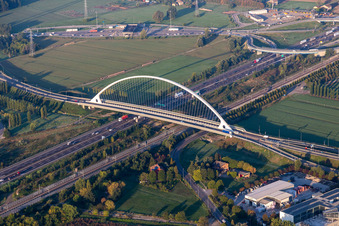 Vue aérienne de Ponte Di Calatrava sur la ligne ferroviaire à grande vitesse et l'autoroute du Soleil à Reggio nell’Emilia dans le département Reggio Emilia, Italie