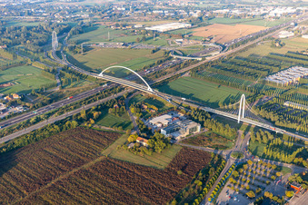 Vue aérienne de Ponts Ponte di Calatrava, Vela di Calatrava NORD et SUD sur la ligne ferroviaire à grande vitesse et l'Autostrada del Sole à Reggio nell’Emilia dans le département Reggio Emilia, Italie