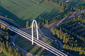 Vue aérienne de Pont Vela di Calatrava NORD sur la ligne à grande vitesse et l'autoroute du Soleil à Reggio nell’Emilia dans le département Reggio Emilia, Italie