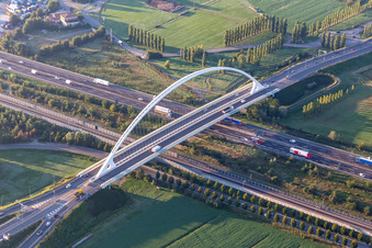 Vue aérienne de Ponte Di Calatrava, au-dessus de la ligne ferroviaire à grande vitesse et de l'autoroute du Soleil à Reggio nell’Emilia dans le département Reggio Emilia, Italie