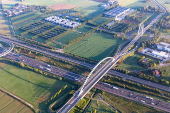 Photographie aérienne de Ponts Ponte di Calatrava, Vela di Calatrava NORD et SUD sur la ligne ferroviaire à grande vitesse et l'Autostrada del Sole à Reggio nell’Emilia dans le département Reggio Emilia, Italie